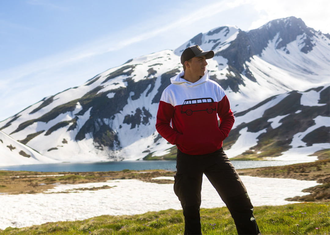 Lennart am Lago Verney, er trägt den Hoodie Lovelingsteil